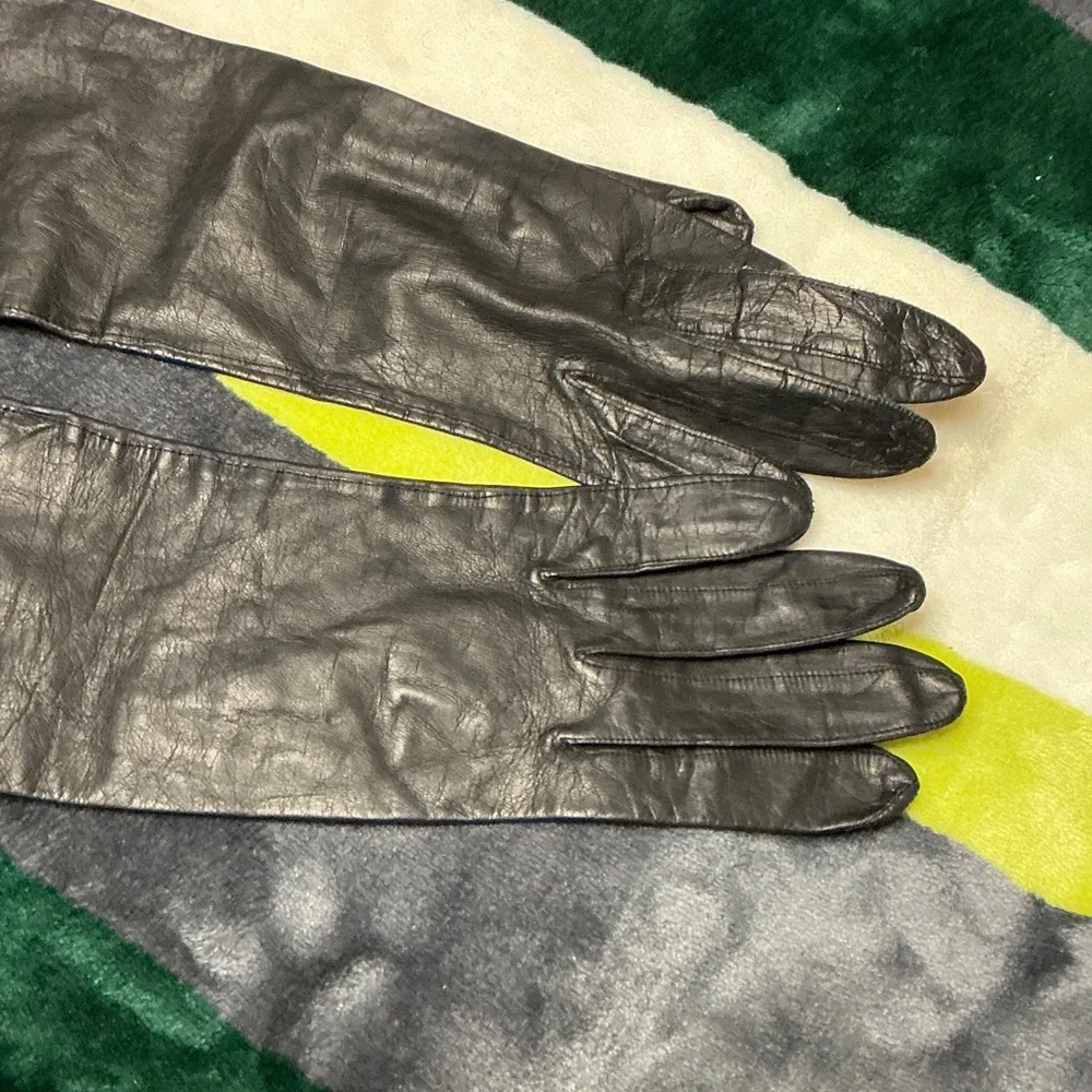 Classic Black Leather Women's Gloves - Picture 8 of 8